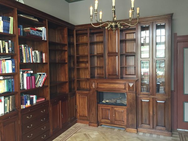 Vergelding ventilatie besluiten Klassieke boekenkast met schouw - MrHiggins